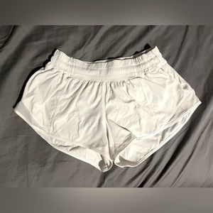 white size 4 lululemon hotty hot shorts 2.5’